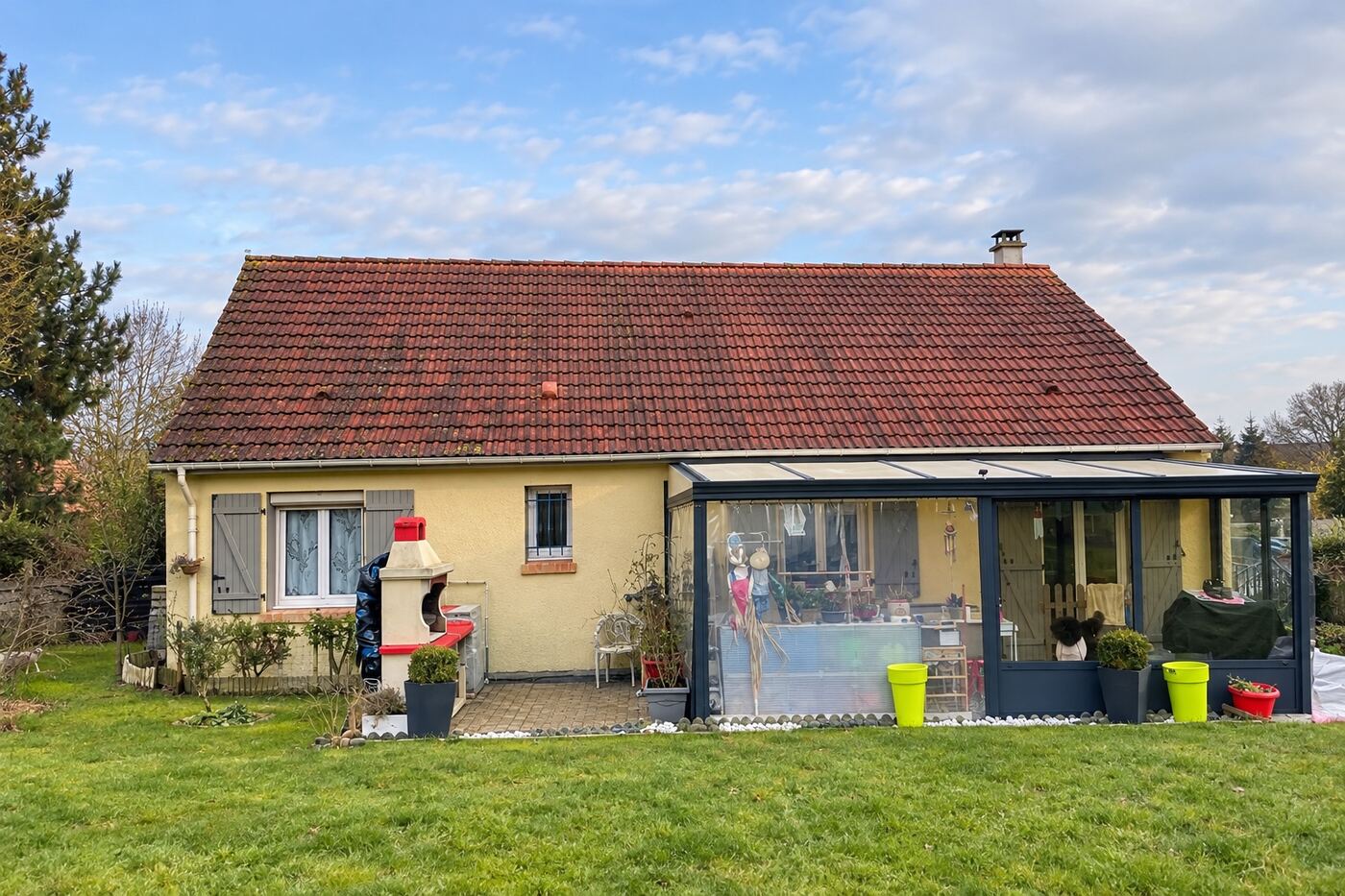 Avant traitement : maison avec véranda : passage à une teinte ardoise