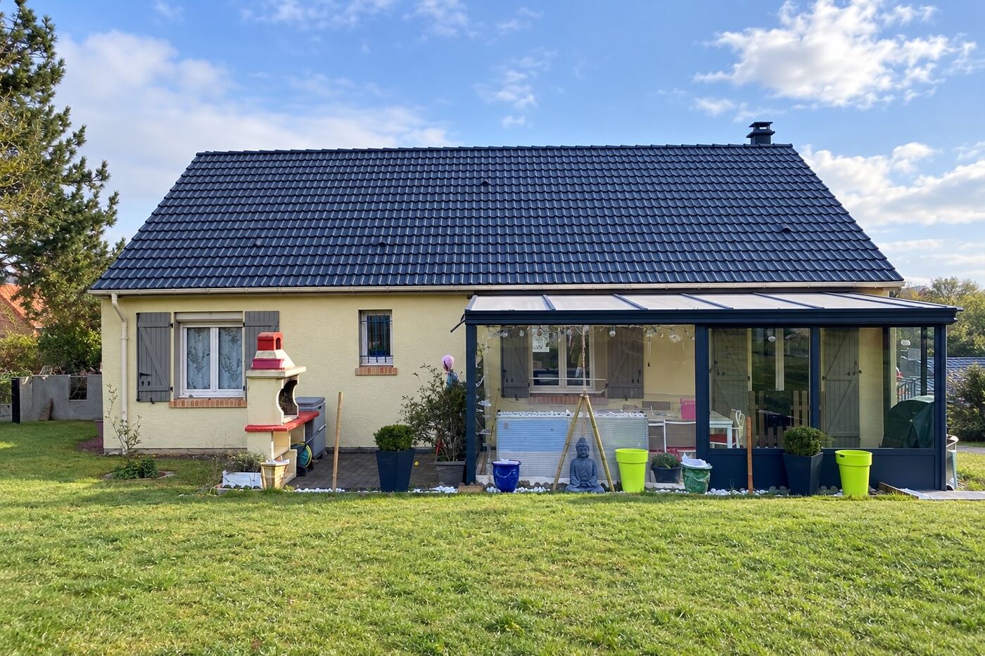 Après rénovation : maison avec véranda : passage à une teinte ardoise