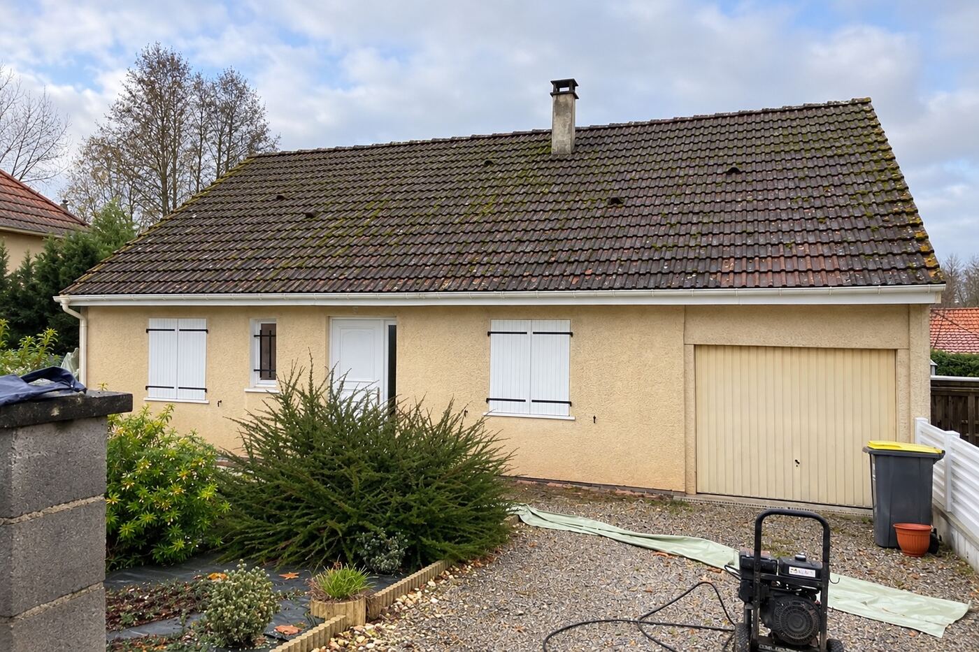 Avant traitement : pavillon avec garage : toiture envahie par la mousse, puis rénovée