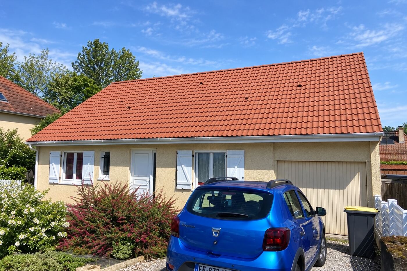 Après rénovation : pavillon avec garage : toiture envahie par la mousse, puis rénovée