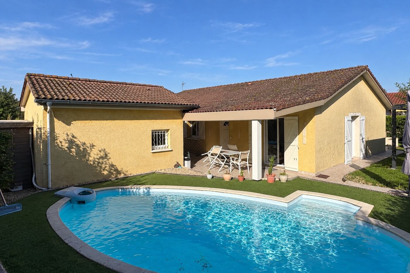 Avant traitement : maison de plain-pied en tuiles béton : du brun délavé à un rouge franc